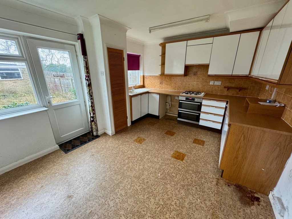 Lot: 85 - MID-TERRACE HOUSE FOR IMPROVEMENT WITH GARAGE EN-BLOC - Kitchen-dining room alternative photo